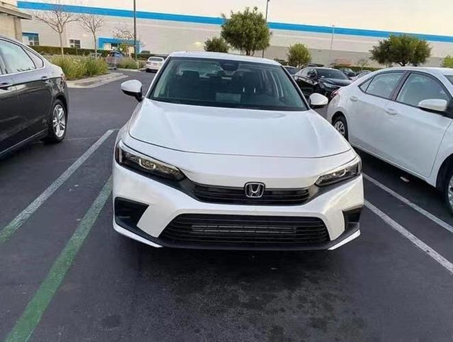 本田十一代思域实车现身,前脸带"鹰钩鼻",溜背还在,尺寸升级