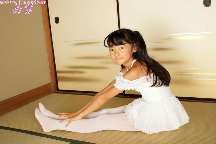 哪里有小女孩穿白色连裤袜的图片?相册也行_百度知道