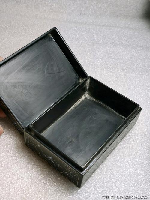 清代慎德堂款的老漆盒,镶嵌银丝和花纹