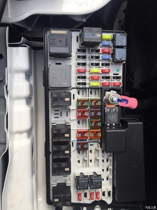 福睿斯的大灯继电器在哪?