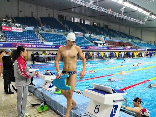 随处可见的胸肌和腹肌.