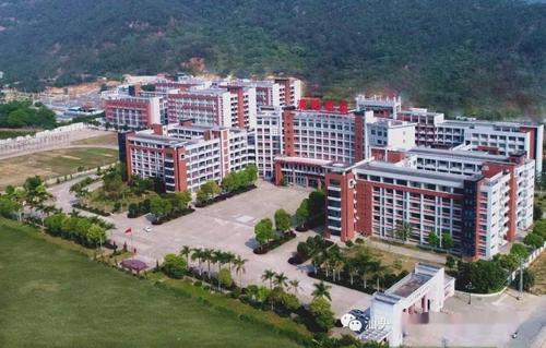 2005年5月经广东省人民政府批复更名为"汕头市潮阳区职业技术学校".