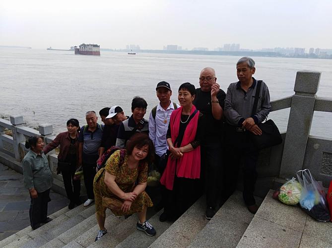 他乡故人情 异地感温馨 写美篇游览完江边,东道主金元一家人在鄂州