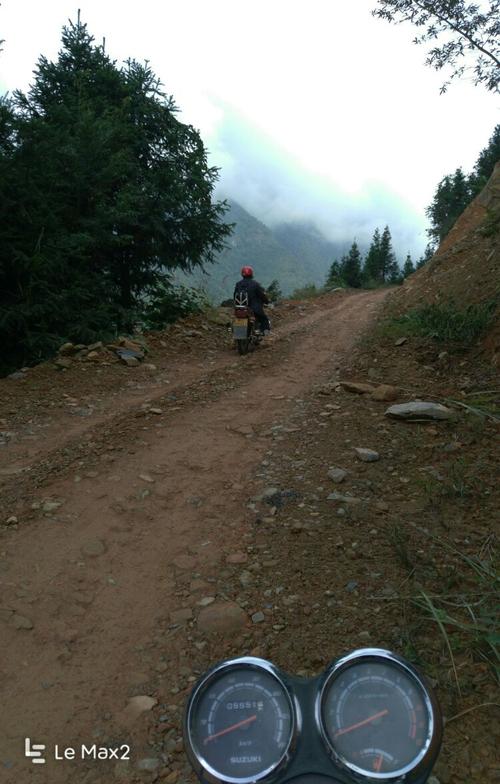 很多路段都是25度坡以上,乡下干部全靠骑这样两脚毛驴才能到达目的地