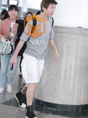 白举纲超前夏装亮相,腿上纹身超帅气