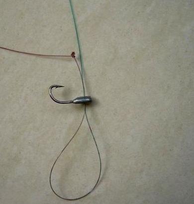 有锡砣钓鱼钩怎么绑第一步鱼线粗细要和鱼钩孔大小合适 对准钩的孔