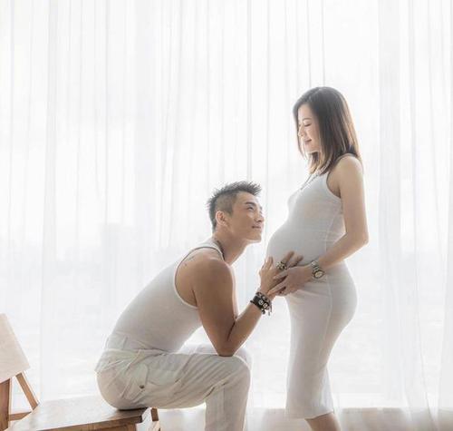 唯美孕妇照出炉!陈山聪穿背心大秀麒麟臂,旧爱何超云