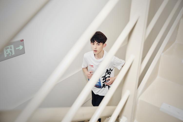 郭俊辰受邀出席品牌活动活力领跑挑战"上海之巅"