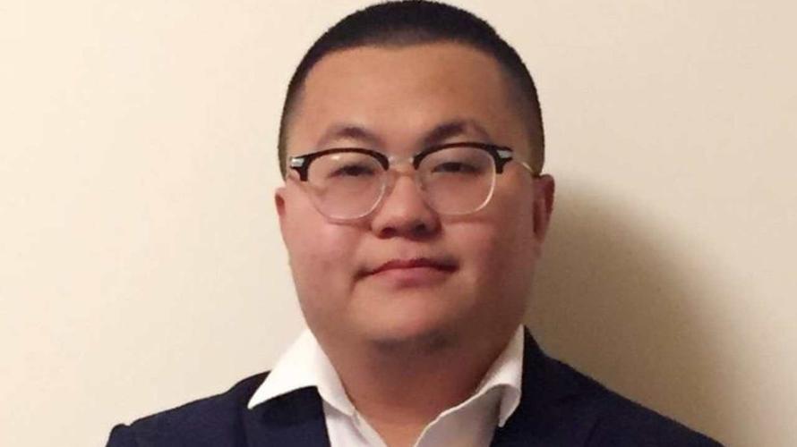 我们找到了出现在每条微博热评下的 "带带大师兄",还把他给安排了