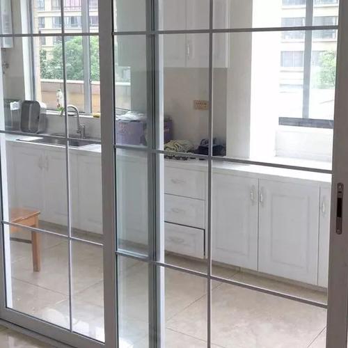 厨房把玻璃移门给安装好了,白色方格造型的,和风格蛮搭配的.