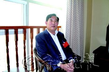 五莲县政协委员,县作家协会主席王福中.