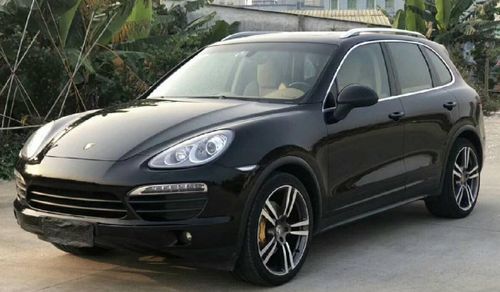 相信有不少的男生都喜欢黑色的保时捷卡宴,确实.