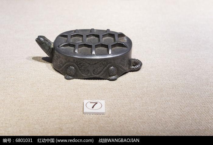 錾水浪纹铸型八卦寿龟倒流壶