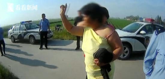 寿光女村霸撒泼当众小便尿不出还怪警察图
