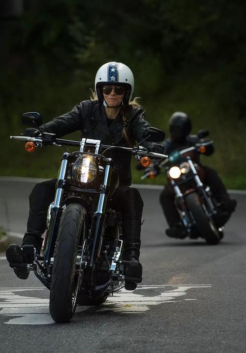 老照片:2017" 哈雷欧洲摩托周里的女骑士