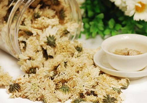 天气酷热喝菊花茶 杭白菊清热降压