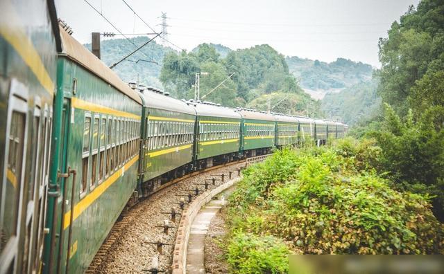 在全民高铁的时代,你可曾想起当年坐过的绿皮火车?
