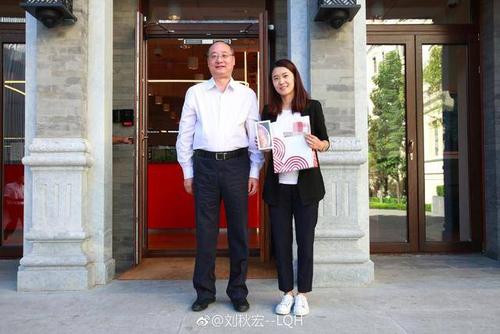 近日,刘秋宏在个人社交平台上更新了状态,发布了几张她参加某活动的