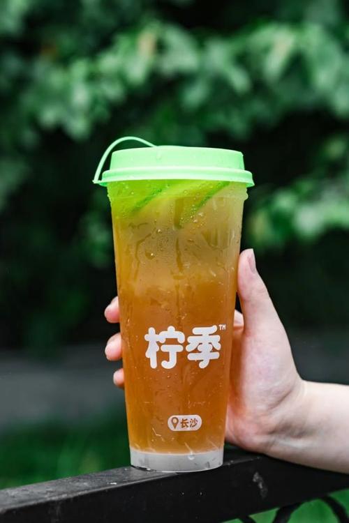 其中的排队王就是「来长沙必喝柠檬茶」:柠季·手打柠檬茶来江汉路了