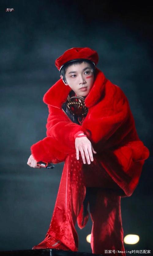 风情与另类的碰撞体华晨宇,不凡气质靠红色晕染,堪称