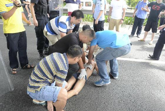 刀劫持了一名11岁的女孩,警方迅速行动将被劫人质成功解救,事件中无