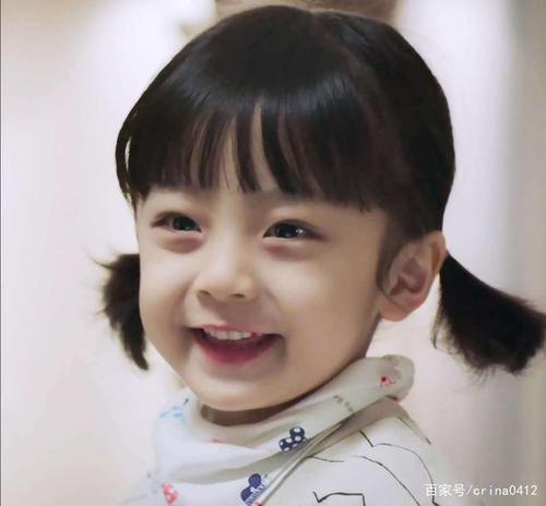 宇振的大眼睛非常有神,可爱的模样像极了小女生.