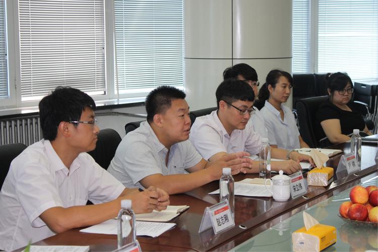 宋立伟副经理向税务局领导详细介绍中石化大连分公司情况.