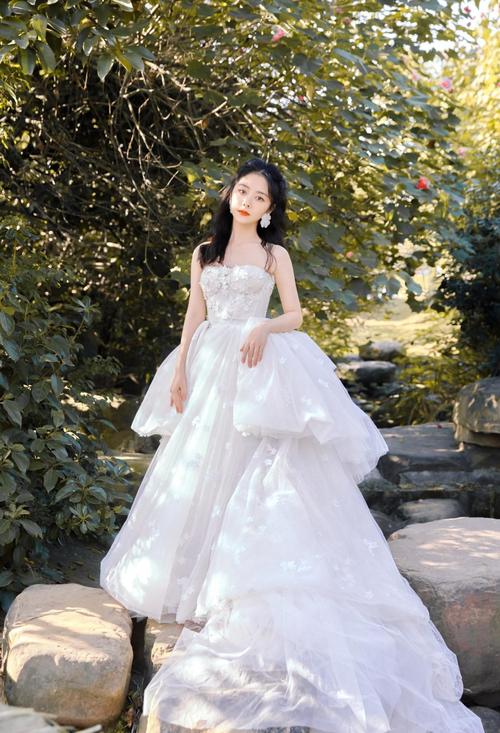 李莎旻子在《谁是宝藏歌手》中婚纱造型惊艳出场,深情款款太迷人.