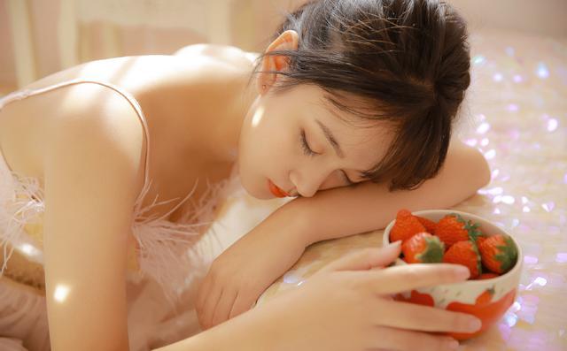 美女身穿蕾丝长裙性感时尚写真图片