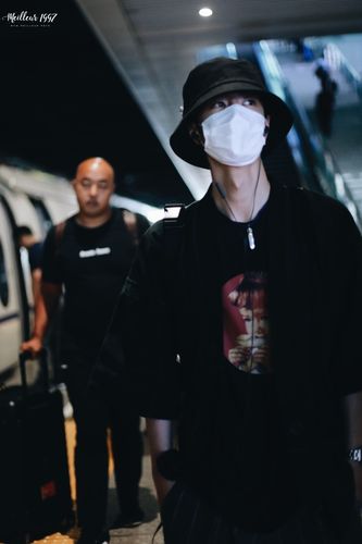 180622 长沙-杭州 渔夫帽和阔腿裤的王导师～ @uniq-王一博 cr:logo