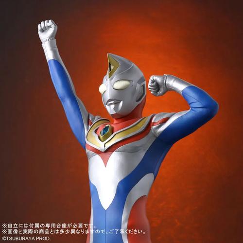 真实质感戴拿奥特曼手办登场姿势承载童年回忆