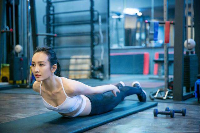 王鸥收工还要虐一虐,练瑜伽这姿势这动作还真不是一般人能做的了