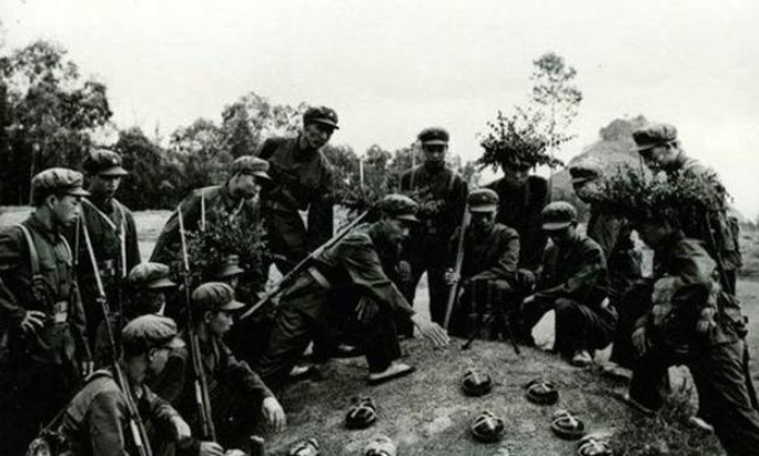 老照片:七十年代解放军的步兵班,正常的都是10人,也有12人,13人