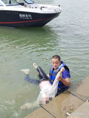 经过现场勘查并于15:33成功打捞溺水者.