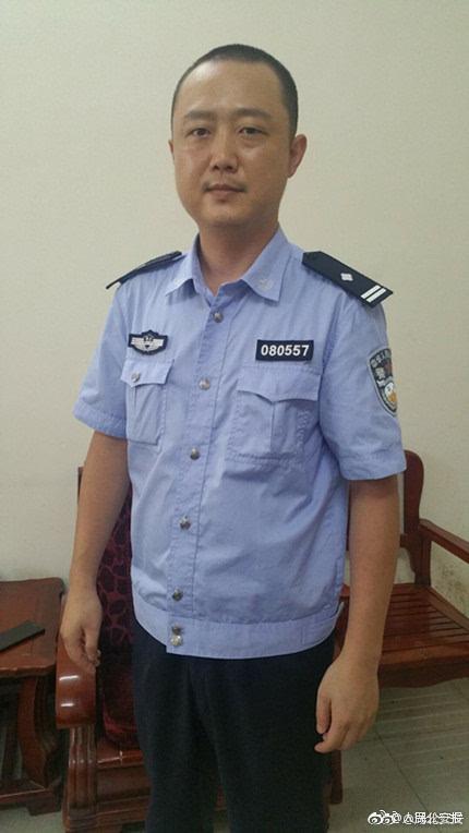 他执勤结束 与警服一起"脱"掉的还有一层皮