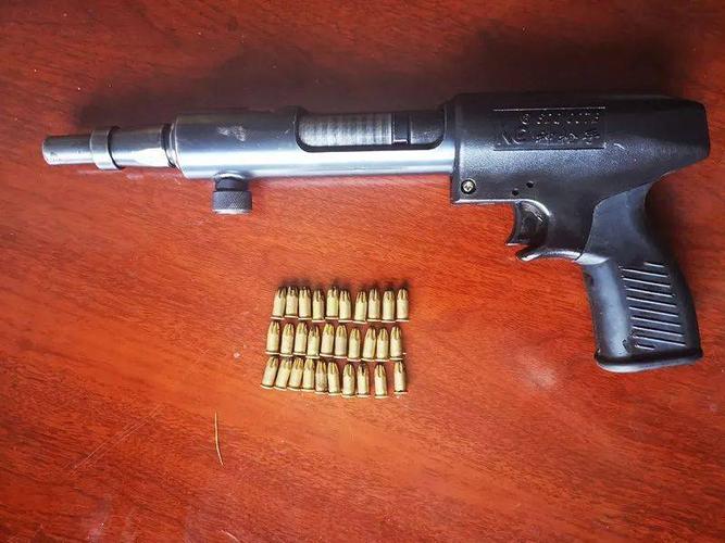 通过建设派出所的大力宣传,辖区群众主动上缴了一把射钉枪,30发射钉弹