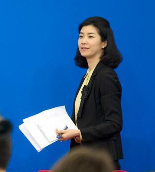 美女翻译张璐再次亮相总理记者会 曾因翻译古诗词名篇走红