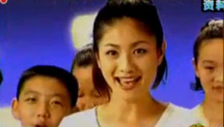 大家最初认识胡可就是《小神龙俱乐部》里的主持,虽然是个儿童节目