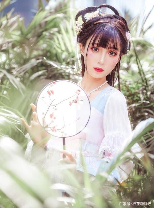 二维古代美女cosplay向她的眼睛眨眼,丹唇微笑.