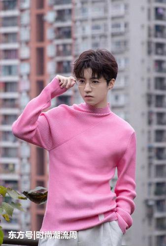 谁说男生不能穿粉色,王俊凯粉毛衣温润少年,印花粉t个性十足
