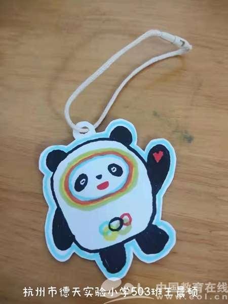 德天实验小学萌娃巧手制作各种材质的冰墩墩