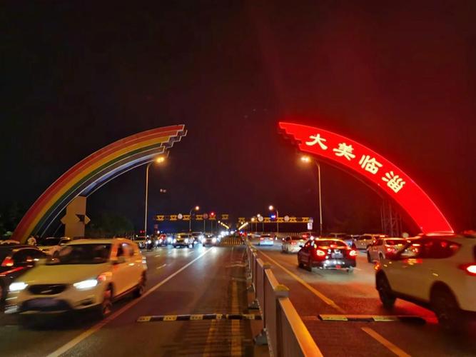 山东淄博太公湖夜景音乐喷泉灯光秀丽很壮观