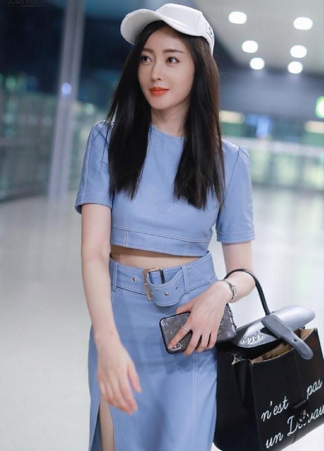 张天爱运动外套配破洞裤,活力四射运动感十足,造型感