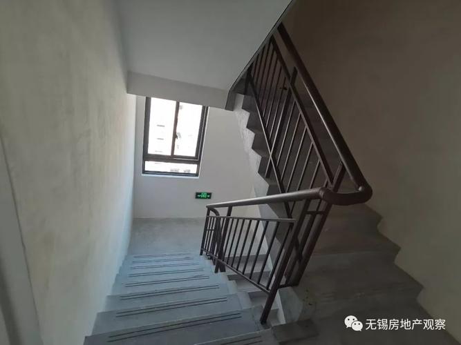 楼梯间实拍,白墙水泥地
