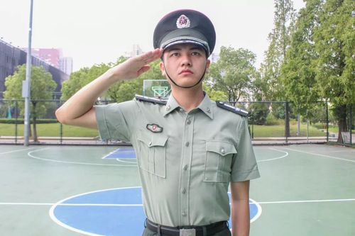 敬礼6蹲 下蹲起动作能刺激腿臀肌肉,瘦腿翘臀.