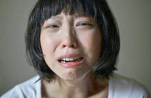 这位女生为什么哭得这么伤心?