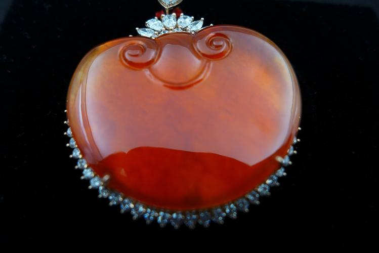  p>红翡是红色翡翠的简称,是指以红色色调为主的翡翠,包括了黄红色