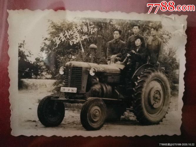 老照片:五十年代开拖拉机的老照片