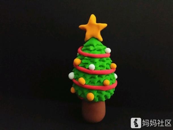 好啦,看吧,这一棵用超轻黏土做的圣诞树就算是完成啦.
