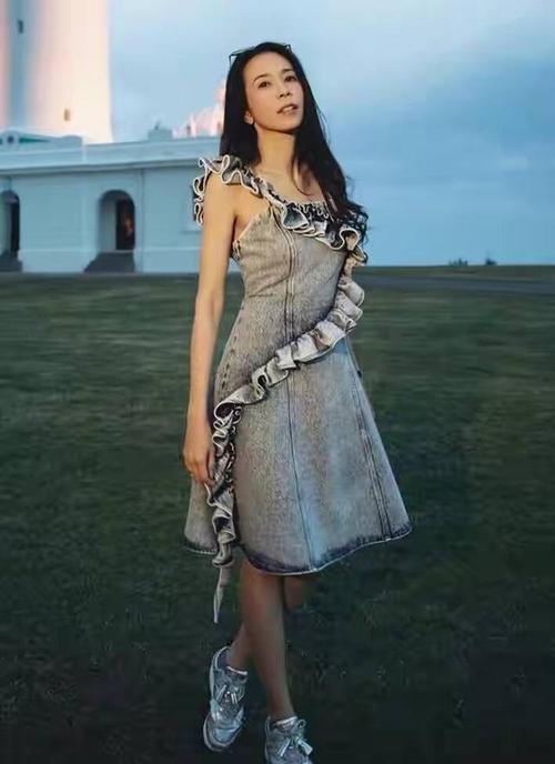 莫文蔚真有自信!一把年纪挑战粉色"花苞裙",这腿小姑娘都看酸